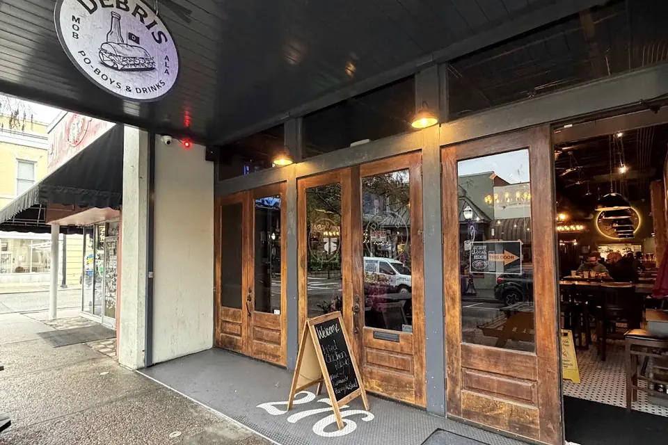 Debris Po-Boys & Drinks